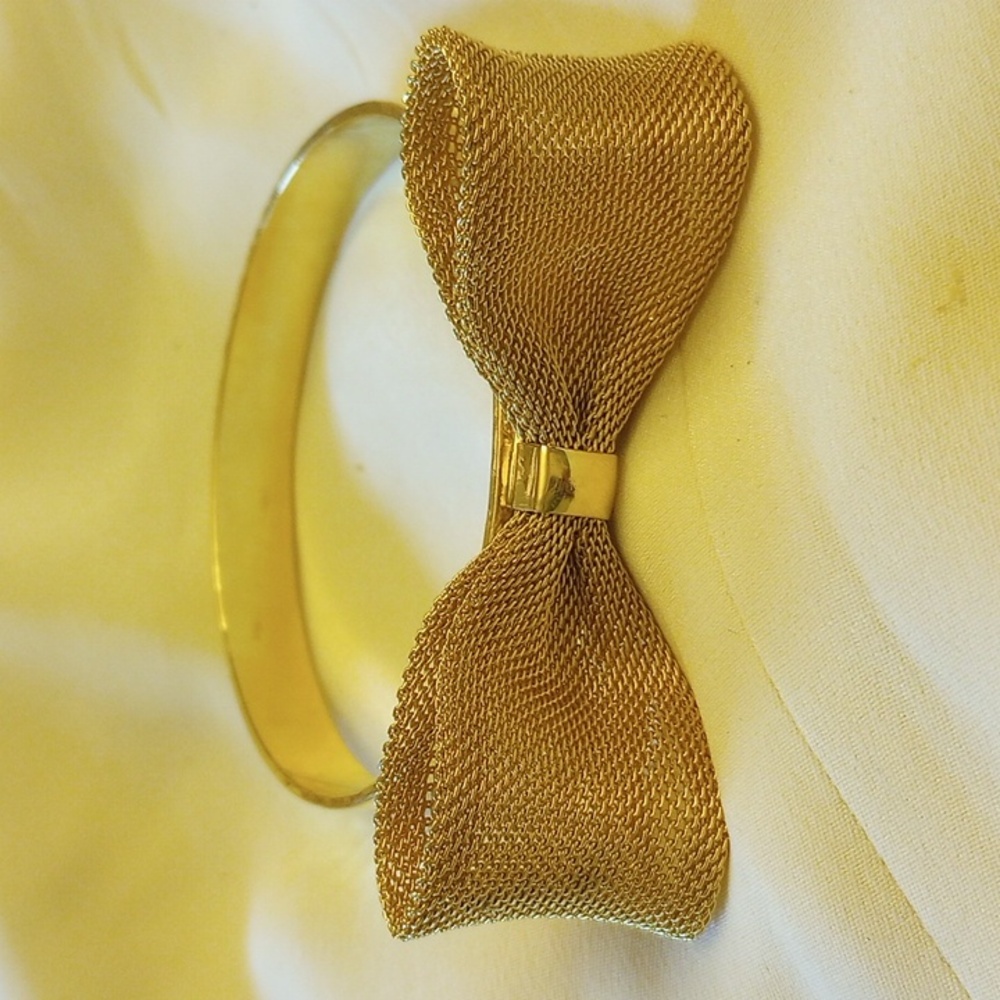 Cute gold tone bow bracelet